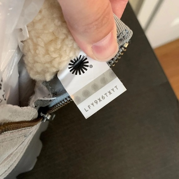 SOLD!! Ugg Palomar Sneaker bootie 8 - Picture 6 of 8